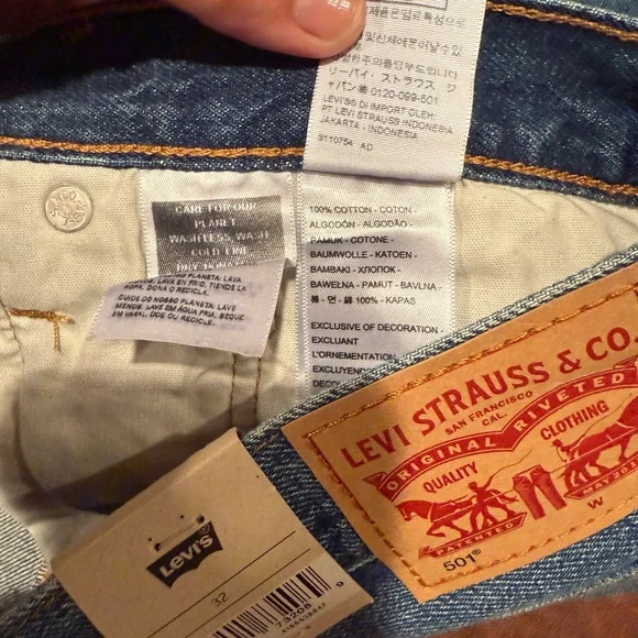 NWT Levi's Classic Blue Jean Shorts - Picture 6 of 6